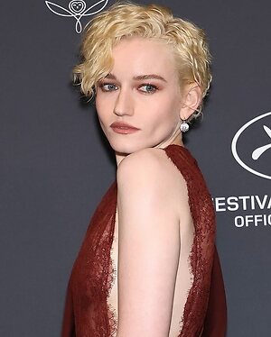 Julia Garner leaked photo #65