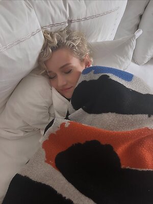Julia Garner leaked photo #96