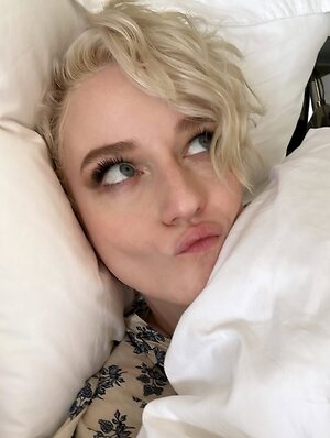 Julia Garner leaked photo #98