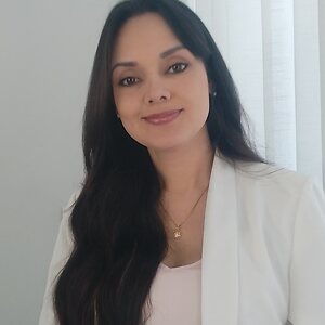 Julia Paes