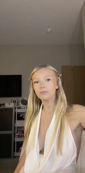 julia.larson07 leaked photo #24