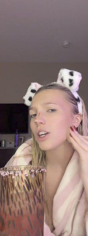 julia.larson07 leaked photo #37
