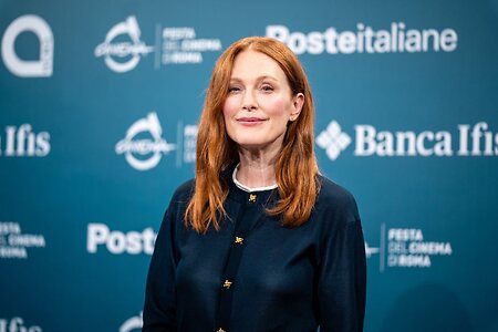 Julianne Moore leaked photo #44