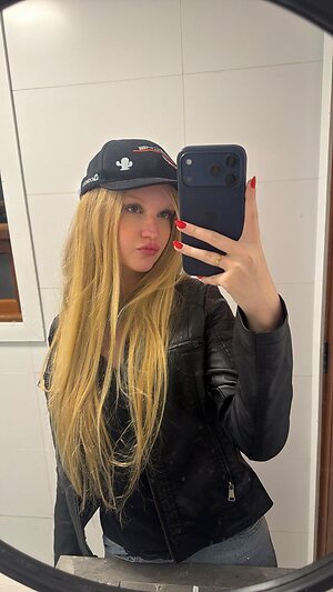 Juliavzs Nude Leaked Photo #14