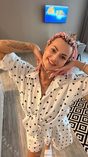 Karolinka.ofi Nude Leaked Photo #155