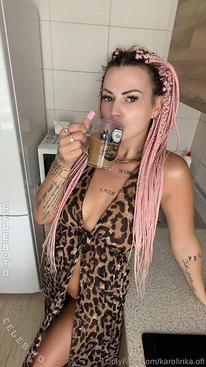 Karolinka.ofi leaked photo #182