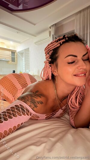 Karolinka.ofi leaked photo #202