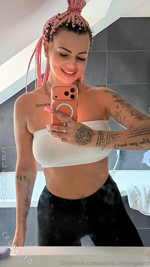 Karolinka.ofi leaked photo #207