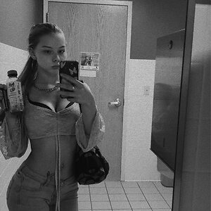 Katelyn Jones leaked photo #3