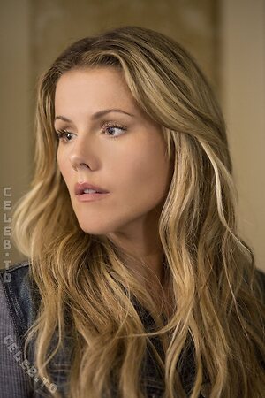 Kathleen Robertson Nude Leaked Photo #39