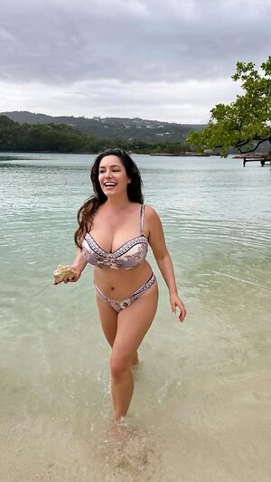 Kelly Brook Hot