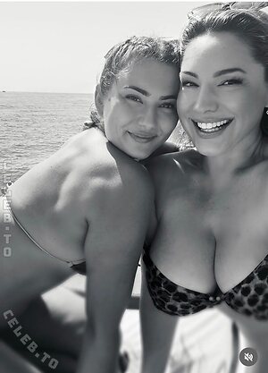 Kelly Brook photo
