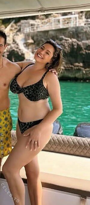 Kelly Brook photo