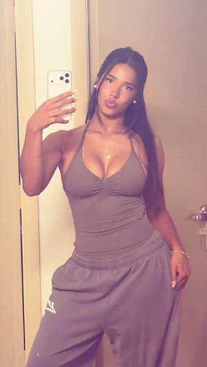Kiana Dufour leaked photo #3