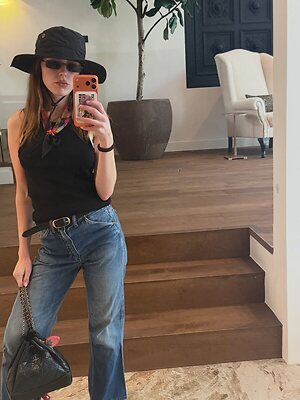 Kiernan Shipka leaked photo #4