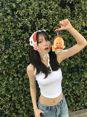 Kim Chaewon leaked photo #5
