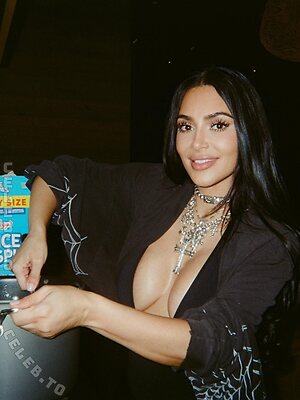 Kim Kardashian Nude Leaked Photo #100