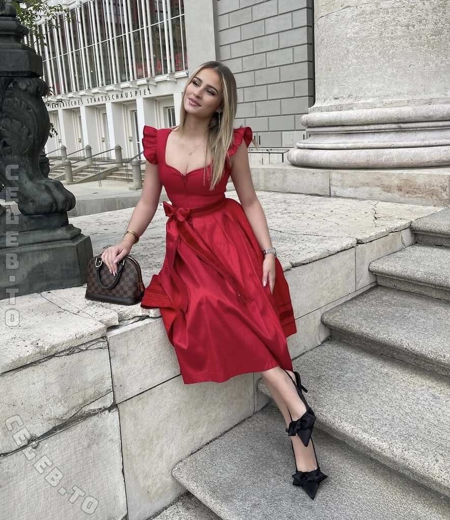 Kim Sara photo