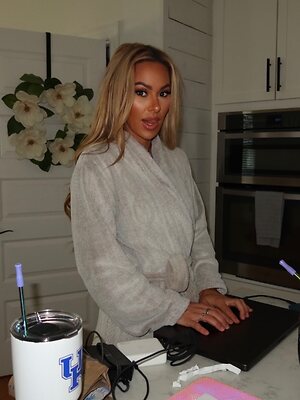 Kindly Myers leaked photo #25