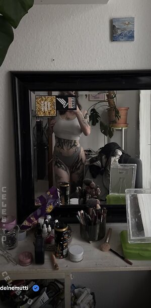 Kira-Julie leaked photo #26