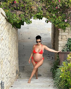 Kourtney Kardashian in bikini Nude Leaked Photo #10
