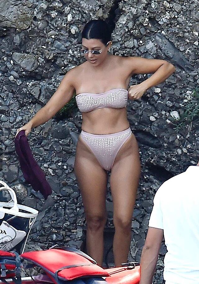 Kourtney Kardashian leaked photos