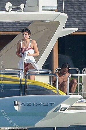 Kylie Jenner Nude Leaked Photo #57