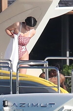 Kylie Jenner Nude Leaked Photo #58