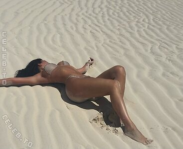 Kylie Jenner Nude Leaked Photo #117