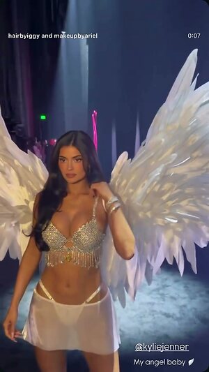 Kylie Jenner leaked photo #998