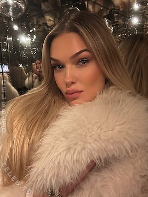 Laraa08 Nude Leaked Photo #12