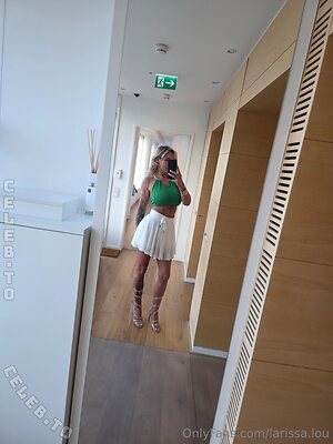 Larissa Lou photo