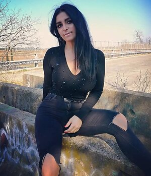 Laura C. leaked photo #16