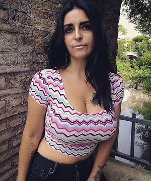 Laura C. leaked photo #54