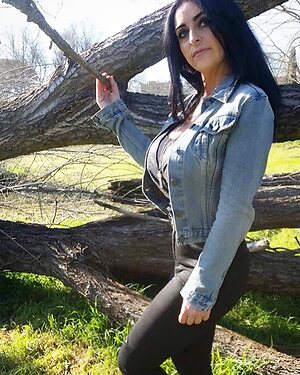 Laura C. leaked photo #70