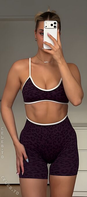 Laura Michelle Nude Photos