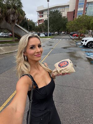 Laura Rutledge leaked photo #14