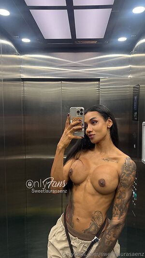Laura Saenz leaked photo #13