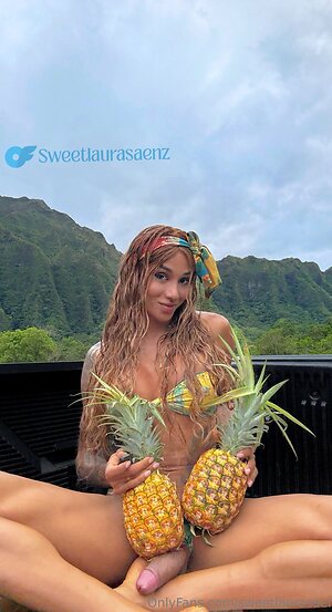 Laura Saenz leaked photo #22