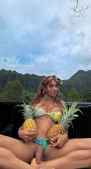 Laura Saenz leaked photo #24