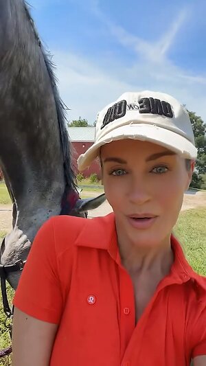 Laura Sanko leaked photo #6