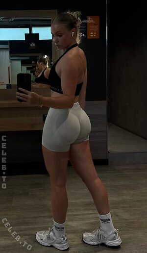 Laura.hsmr leaked photo #39