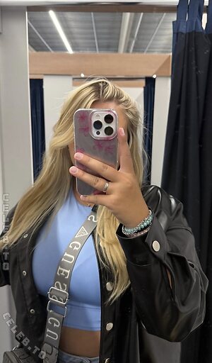 LeaL0reen Nude Leaked Photo #9