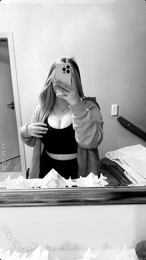 LeaL0reen Nude Leaked Photo #10