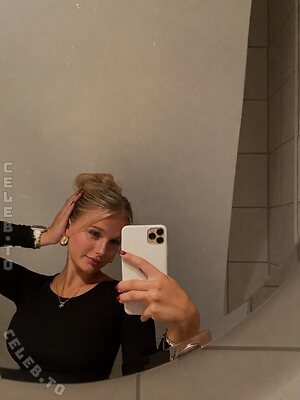 leni.zkm Nude Leaked Photo #20