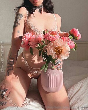 Leonie Jeen Nude Leaked Photo #15