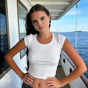 Leoni H. Nude Photos