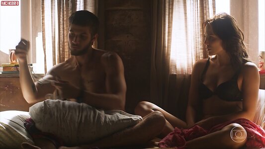 Letícia Colin leaked photo #9