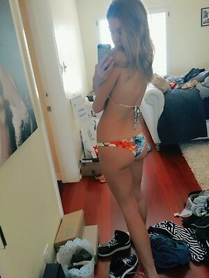 Lili Simmons leaked photo #8