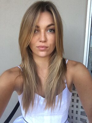 Lili Simmons leaked photo #16